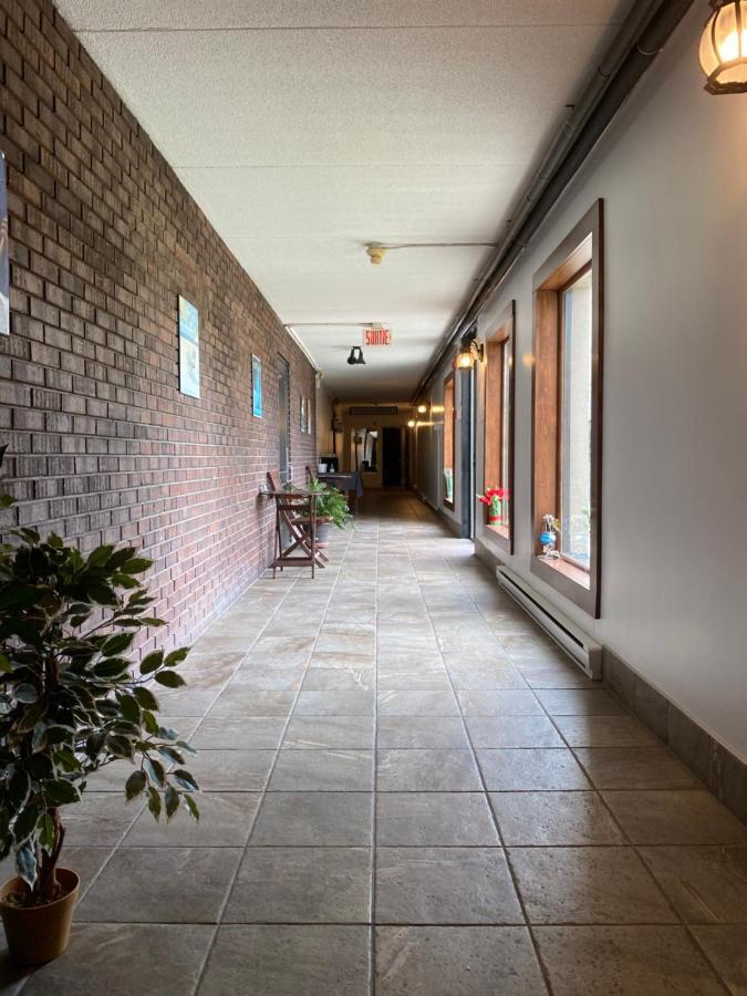 Motel St-Eustache Сент-Юсташ Екстериор снимка