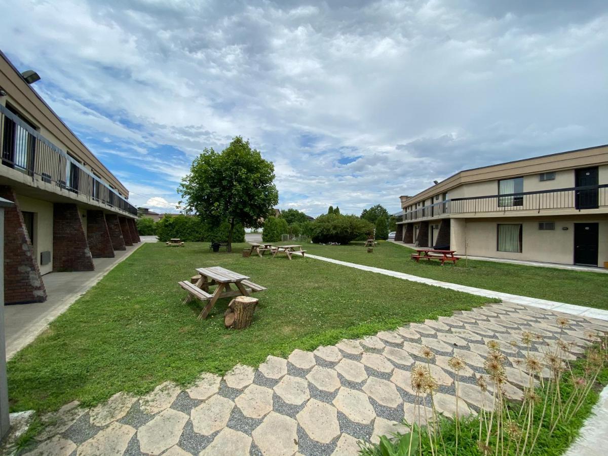 Motel St-Eustache Сент-Юсташ Екстериор снимка