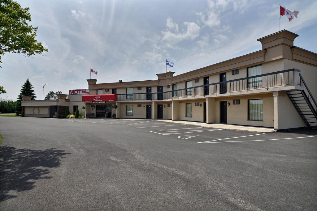 Motel St-Eustache Сент-Юсташ Екстериор снимка