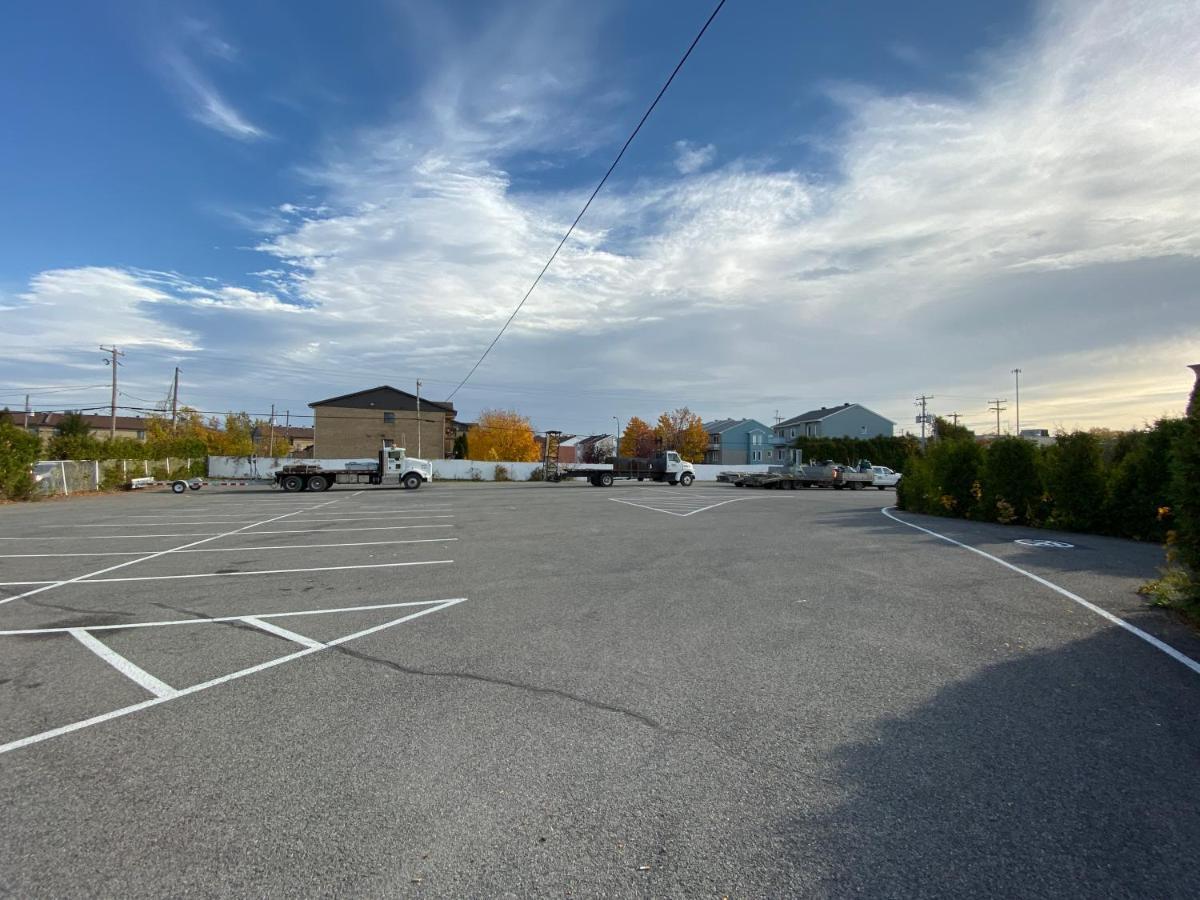 Motel St-Eustache Сент-Юсташ Екстериор снимка